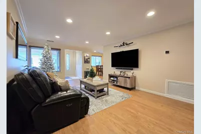 392 Clubhouse Court, Coram, NY 11727 - Photo 4