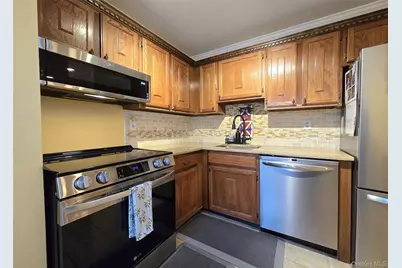 392 Clubhouse Court, Coram, NY 11727 - Photo 8