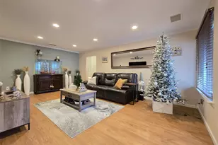 392 Clubhouse Ct, Coram, NY 11727 - Photo 6