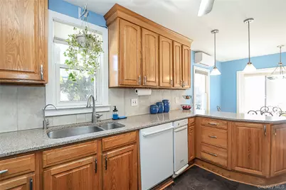 58 Elm Court, New Hyde Park, NY 11040 - Photo 8