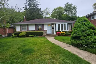 102 Birchwood Park Dr, Syosset, NY 11791 - Photo 2