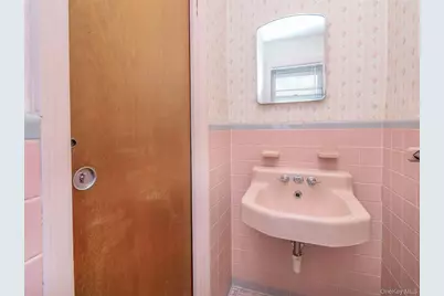 856 Glen Cove Avenue, Glen Head, NY 11545 - Photo 16