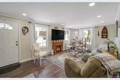 126 Village Circle W, Manorville, NY 11949 - Photo 2
