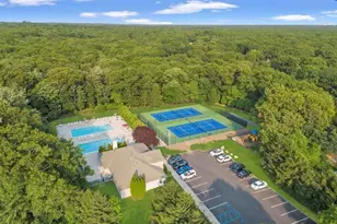 11 Cranberry Cir, Medford, NY 11763 - Photo 2