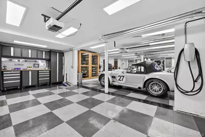 181 Hillair Circle, White Plains, NY 10605 - Photo 38