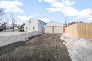 1347 Gardiner Dr, Bay Shore, NY 11706 - Photo 26