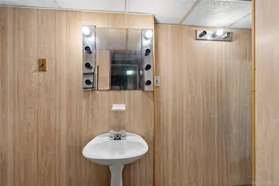 16 Newmarket Road, Syosset, NY 11791 - Photo 22