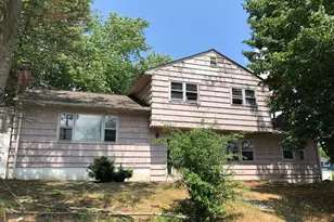 18 Joyce Dr, Riverhead, NY 11901 - Photo 2