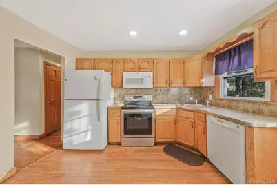 21 Valleywood Drive, Huntington Station, NY 11746 - Photo 20