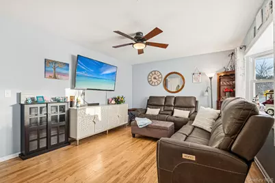 662 College Road, Farmingville, NY 11738 - Photo 4