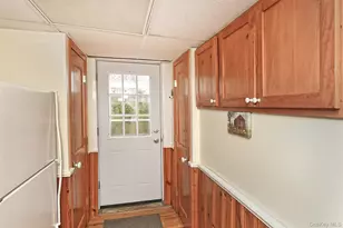 325 Cayuga Ave, East Meadow, NY 11554 - Photo 28