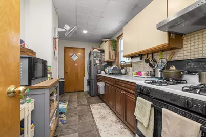 70 Hinsdale Avenue, Floral Park, NY 11001 - Photo 10