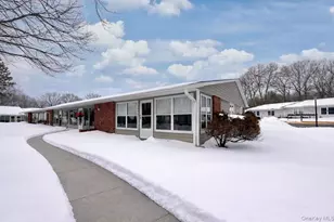 258 Newcastle Ct, Ridge, NY 11961 - Photo 2