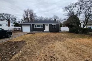 1550 N Gardiner Dr, Bay Shore, NY 11706 - Photo 2