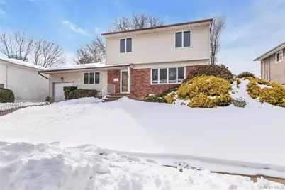 68 Beaumont Drive, Plainview, NY 11803 - Photo 2