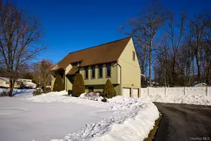 42 Rockwood Dr, Newburgh, NY 12550 - Photo 2