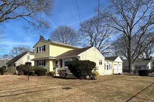 1123 Hyman Ave, Bay Shore, NY 11706 - Photo 2