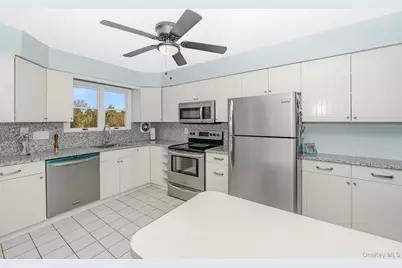 24 Brooktree Circle, Lindenhurst, NY 11757 - Photo 6