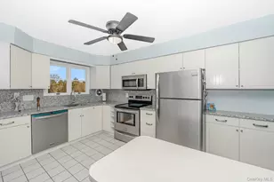 24 Brooktree Cir, Lindenhurst, NY 11757 - Photo 6
