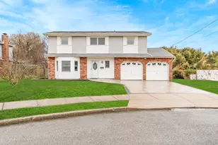 24 Brooktree Cir, Lindenhurst, NY 11757 - Photo 2