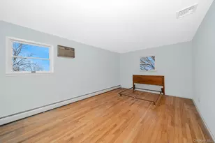 24 Brooktree Cir, Lindenhurst, NY 11757 - Photo 16