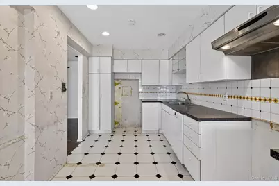 100 S Middle Neck Road #305, Great Neck, NY 11021 - Photo 14