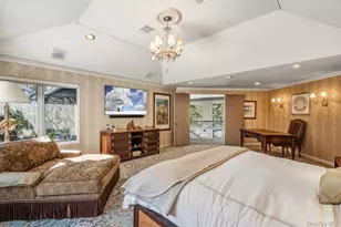 8 Forest Ct, Syosset, NY 11791 - Photo 16