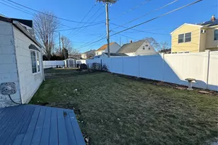 11 Blue Spruce Rd, Levittown, NY 11756 - Photo 10