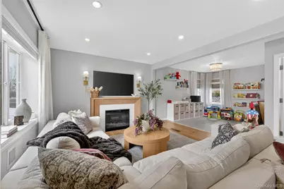 1024 Oaks Drive, Franklin Square, NY 11010 - Photo 4