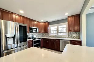 44 Bruce Ln, Westbury, NY 11590 - Photo 4