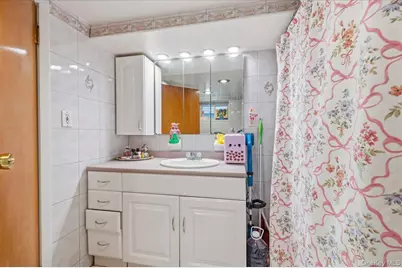 6915 69th Street, Glendale, NY 11385 - Photo 18