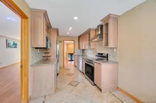 2 Valley Greens Dr, Woodmere, NY 11581 - Photo 18