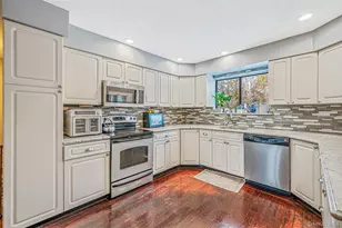 10 Alpine Ct, Smithtown, NY 11787 - Photo 14