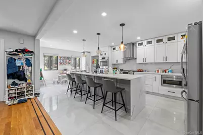 11 Brook Lane, Great Neck, NY 11023 - Photo 2