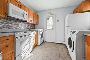 190 Meridian Rd, Levittown, NY 11756 - Photo 14