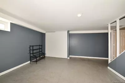 39 Greentree Road, Mineola, NY 11501 - Photo 18