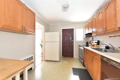 39 Greentree Road, Mineola, NY 11501 - Photo 8