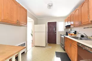 39 Greentree Rd, Mineola, NY 11501 - Photo 8