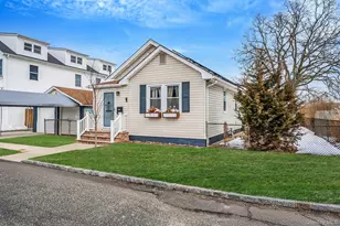 924 S 4th St, Lindenhurst, NY 11757 - Photo 2