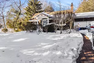 43 Lewis Ct, Huntington Station, NY 11746 - Photo 2