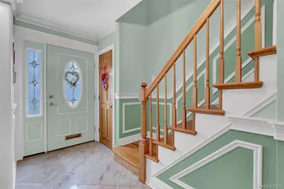 122 Laurel Drive, New Hyde Park, NY 11040 - Photo 2