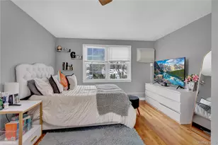 122 Laurel Dr, New Hyde Park, NY 11040 - Photo 16