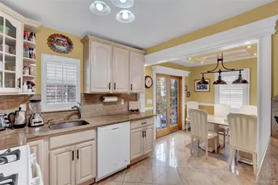 122 Laurel Drive, New Hyde Park, NY 11040 - Photo 10