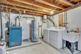 122 Laurel Dr, New Hyde Park, NY 11040 - Photo 20