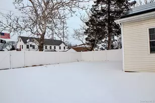 14 Bittersweet Ln, Levittown, NY 11756 - Photo 20