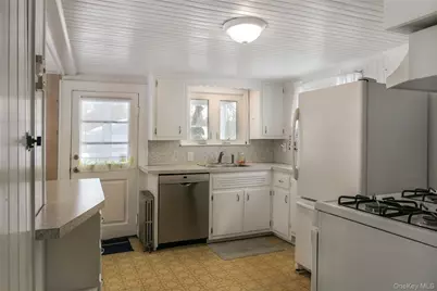 360 S Country Road, Brookhaven, NY 11719 - Photo 16