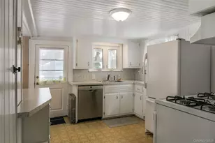 360 S Country Rd, Brookhaven, NY 11719 - Photo 16