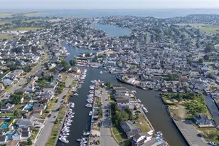 2436 Hempstead Ln, Wantagh, NY 11793 - Photo 40