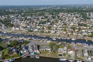 2436 Hempstead Ln, Wantagh, NY 11793 - Photo 38