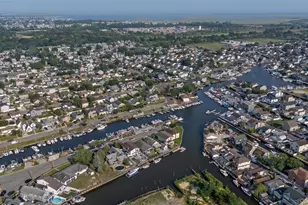 2436 Hempstead Ln, Wantagh, NY 11793 - Photo 38